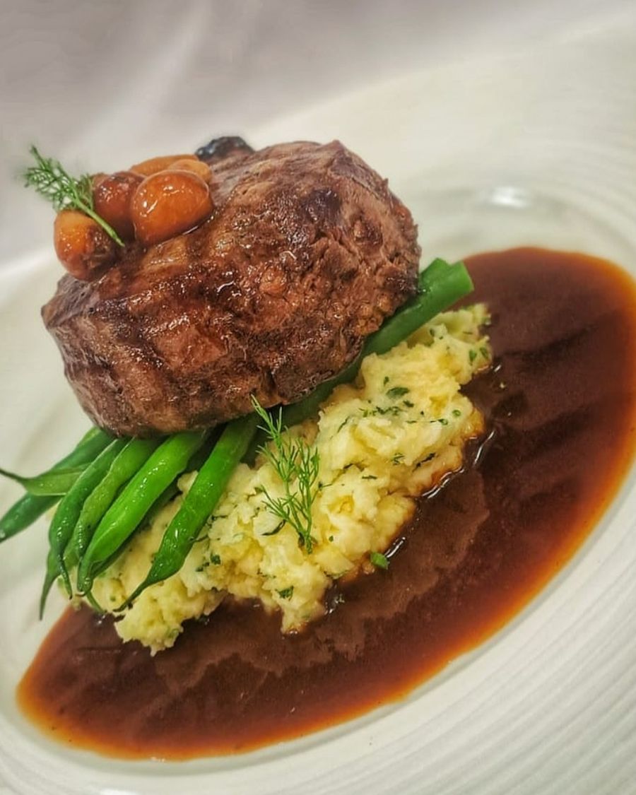 Pavé de filet de bœuf sur purée et haricots verts, sauce