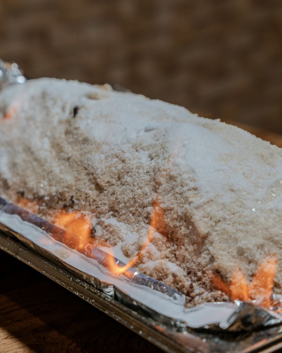 Poisson en croûte de sel, flammes autour de la croûte